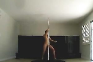 Shapely asian hottie knows how to walk hawt whilst pole dancing