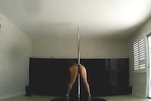 Shapely asian hottie knows how to walk hawt whilst pole dancing