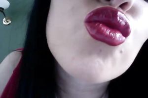 This milf dark brown babe on web camera has majestic plump lips