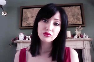 This milf dark brown babe on web camera has majestic plump lips