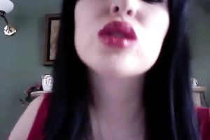 This milf dark brown babe on web camera has majestic plump lips