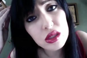 This milf dark brown babe on web camera has majestic plump lips