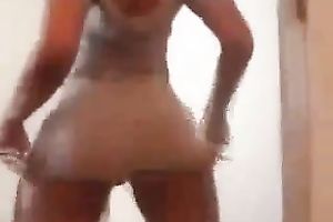 This camwhore wife has an hourglass figure and this babe is great at twerking