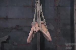 Sizzling dark brown receives her fur pie properly toyed in BDSM scene