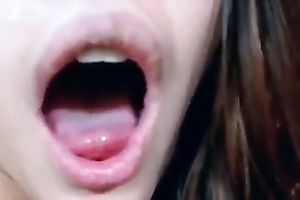 Sexalicious Asian honey fingering her cum-hole in solo act