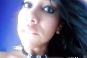 This Latina camgirl looks as sexy as ever showing us her knockout curves