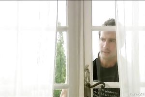 Sun-tanned dark brown skank blows 2 dicks previous to double penetration