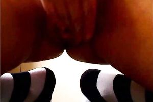 Well stacked livecam girl stimulates her large clit