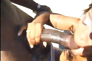 Full bodied dark whore sucks large dark 10-Pounder deepthroat