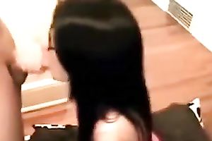 Foureyed girlfriend gives astonishing oral-job