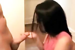 Foureyed girlfriend gives astonishing oral-job