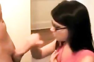 Foureyed girlfriend gives astonishing oral-job