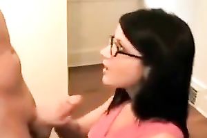 Foureyed girlfriend gives astonishing oral-job