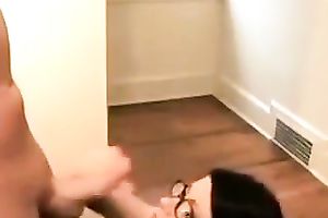 Foureyed girlfriend gives astonishing oral-job