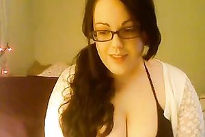 My weird chunky dark brown GF sucks her own soles on cam