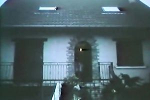 Extremely curly stud feeding dark brown floozy with his penis