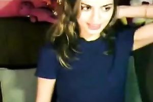 Stunning livecam hoe with pretty face shows me her boobies