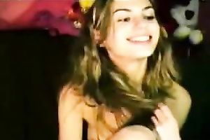 Stunning livecam hoe with pretty face shows me her boobies
