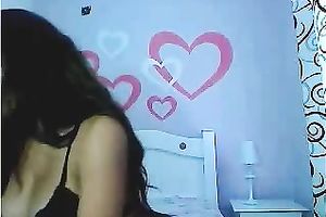 Hot mulatto babe takes off her brassiere and exposes her nipps