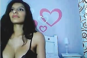 Hot mulatto babe takes off her brassiere and exposes her nipps