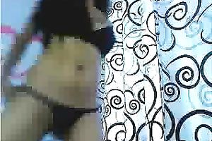 Hot mulatto babe takes off her brassiere and exposes her nipps