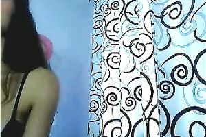 Hot mulatto babe takes off her brassiere and exposes her nipps