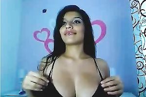 Hot mulatto babe takes off her brassiere and exposes her nipps