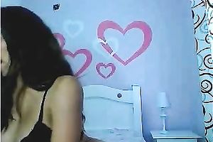 Hot mulatto babe takes off her brassiere and exposes her nipps