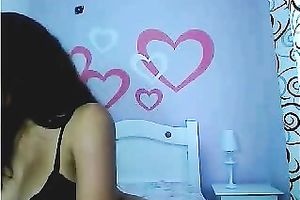 Hot mulatto babe takes off her brassiere and exposes her nipps