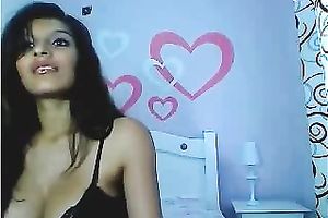 Hot mulatto babe takes off her brassiere and exposes her nipps