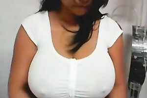 Big breasted web camera sexpot played with her gorgeous giant knockers