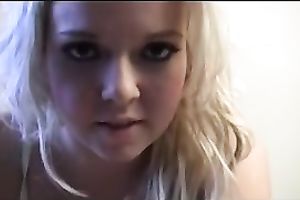Juicy and playful golden-haired white bitch on cam is chatting with me