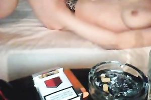 Seductive anonymous hottie demonstrates her body on livecam