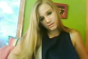 Blonde beautiful girlie had no thing against showing her pink pussy