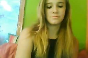 Blonde beautiful girlie had no thing against showing her pink pussy