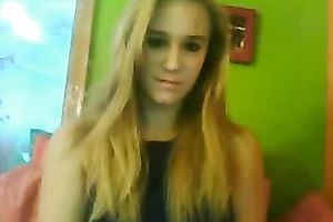 Blonde beautiful girlie had no thing against showing her pink pussy