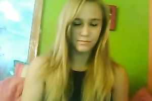 Blonde beautiful girlie had no thing against showing her pink pussy