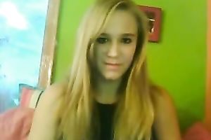 Blonde beautiful girlie had no thing against showing her pink pussy