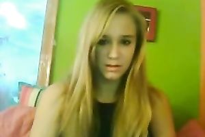 Blonde beautiful girlie had no thing against showing her pink pussy