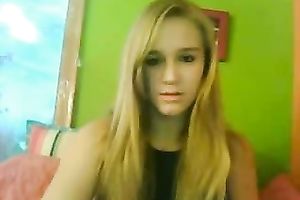 Blonde beautiful girlie had no thing against showing her pink pussy