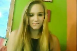 Blonde beautiful girlie had no thing against showing her pink pussy