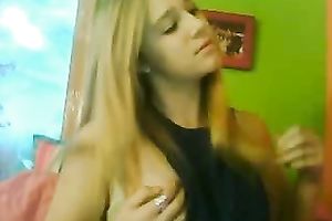 Blonde beautiful girlie had no thing against showing her pink pussy