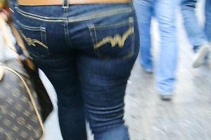 Following this bootyfull playgirl in a single minded persuit