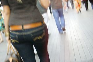 Following this bootyfull playgirl in a single minded persuit