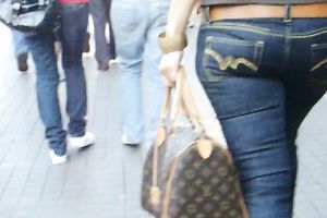 Following this bootyfull playgirl in a single minded persuit