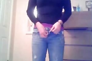 Sexy dilettante sweetheart takes off her jeans andshows her bald muff closeup