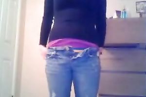 Sexy dilettante sweetheart takes off her jeans andshows her bald muff closeup