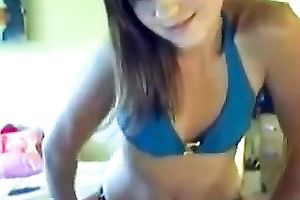 Sweet non-professional black haired girl played with her natural wobblers