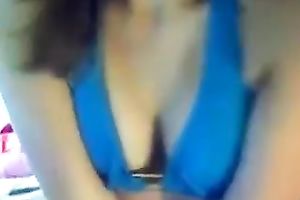 Sweet non-professional black haired girl played with her natural wobblers