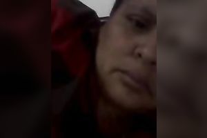 Mature dilettante bulky lady on cam flashing her privates